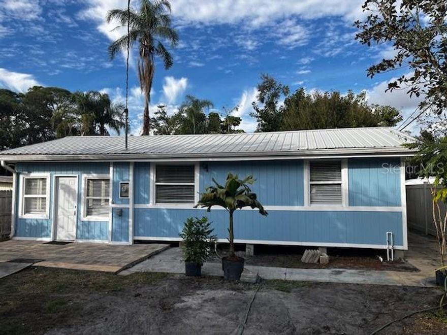 RENOVATED IN TOWN GARDEN HOUSE LOCATED OWN DEADEND STREET.  7 MINUTES TO SIETA KEY AND 10 MINUTES TO DOWNTOWN OR INTERSTATE. THIS ADDORABLE COZY COTTAGE FEATURES NEW SOLID WOOD SHAKER KITCHEN CABINETS, NEW STAINLESS APPLIANCES QUARTZ COUNTERS, REMODELED BATHROOM WITH NEW TIOLET, VANITY, QUARTZ. STYLISH CEILING FANS, MODERN LIGHT FIXTURES, NEW SINK AND FAUCETS AND NEW A/C, BLINDS ON WINDOWS, INSIDE UTILITYROOM, FRESHLY PAINTED INSIDE AND OUT. PUTTING THE FINISHING  TOUCHES ON THIS PROPERTY. LUSH TROPICAL LANDSCAPING BEING FINIHED. WILL CONSIDER PETS
$!995 /MO ON 6 MONTH TO ANNUAL OR $2700 FURNISHED WITH ISLAND THEME FURNISHINGS AND DECOR.