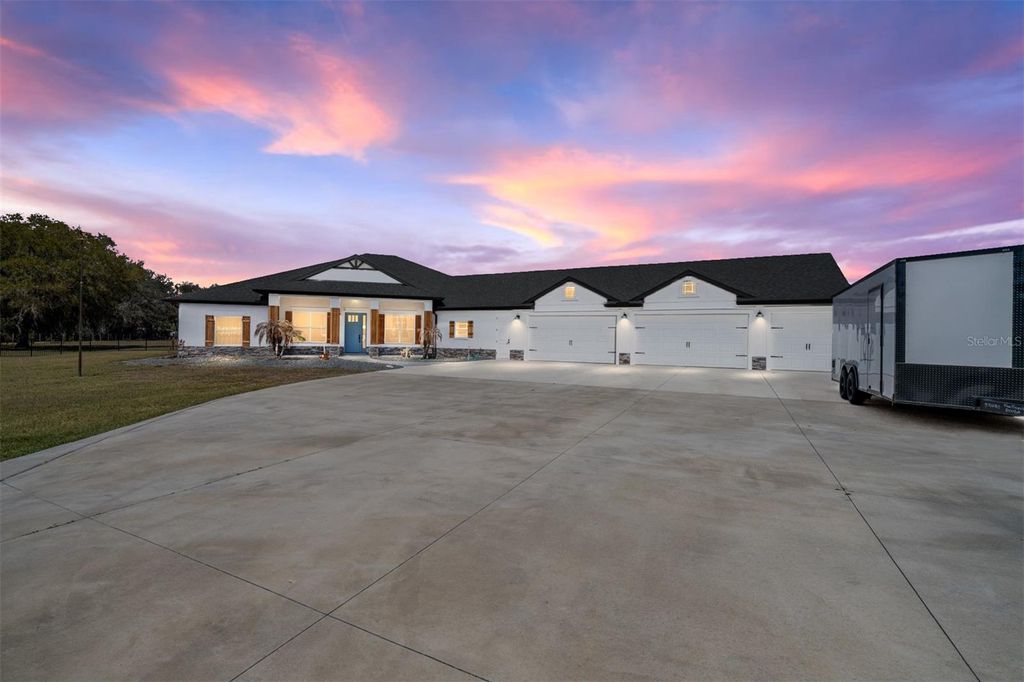 Photo of 4821 Sunnyside Drive, Fruitland Park, FL 34731 (MLS # G5109466)