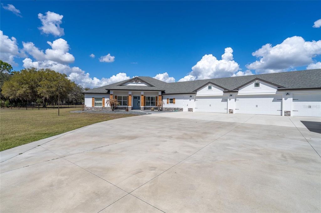 Photo of 4821 Sunnyside Drive, Fruitland Park, FL 34731 (MLS # G5109466)