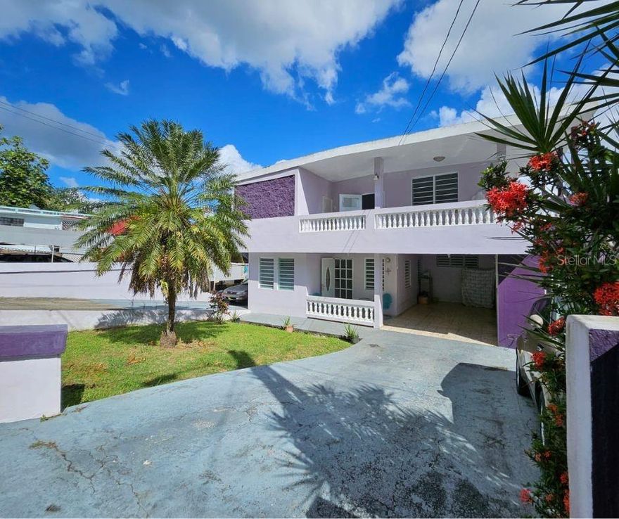 Single-family residence located at Carr. 149 R643 Km 2.2 Int., Manatí, PR 00674. Two-story property featuring a spacious and functional layout that allows for efficient use of interior space.

First level: 4 bedrooms and 1 full bathroom

Second level: 3 bedrooms and 1 full bathroom

The structure sits on an approximately 781 square meter lot, offering usable outdoor areas.

Property has one water meter and one electric meter, allowing for simplified service management.

Located near a baseball park, in a residential area with convenient access to main roads, shopping, and essential services in the Manatí area.

Information subject to verification of measurements, zoning, taxes, and applicable permits.