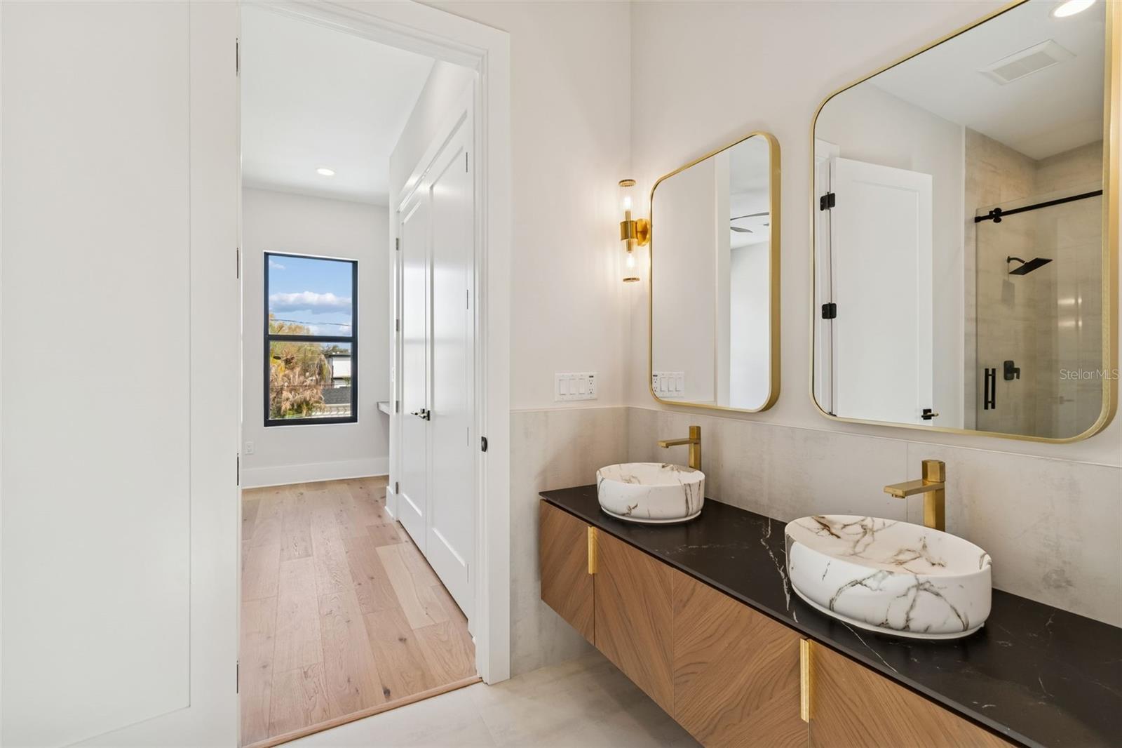 SUBURB ROYAL - Residential