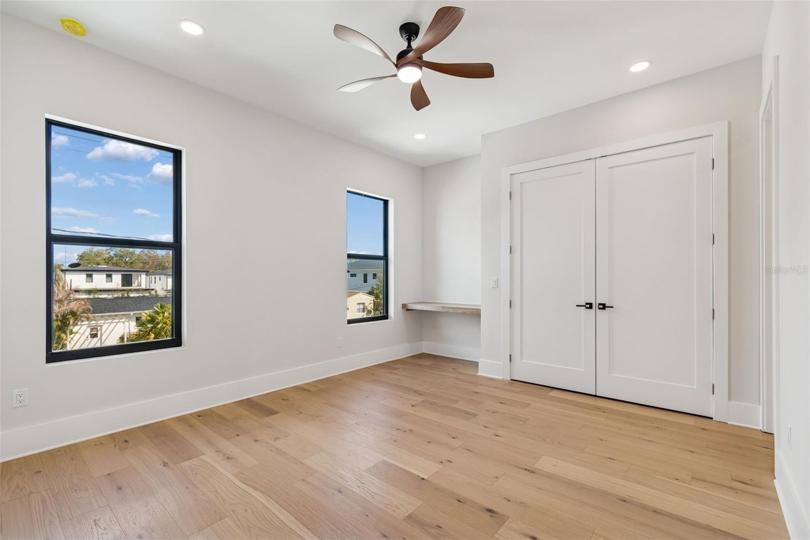 SUBURB ROYAL - Residential