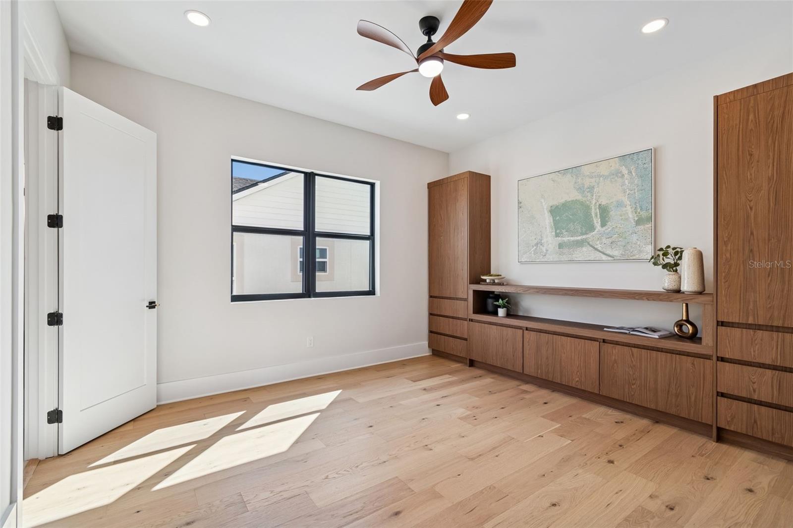 SUBURB ROYAL - Residential