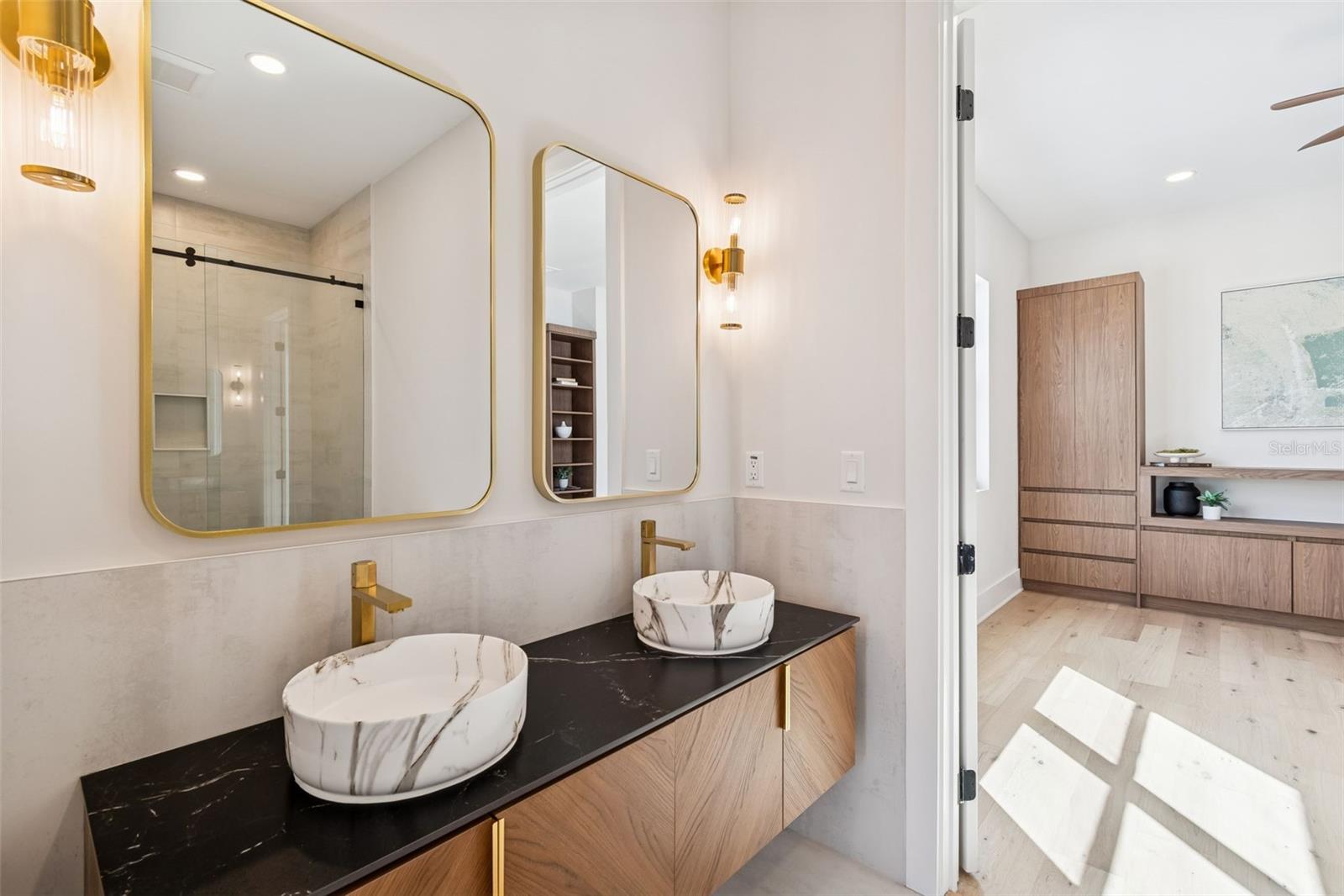 SUBURB ROYAL - Residential