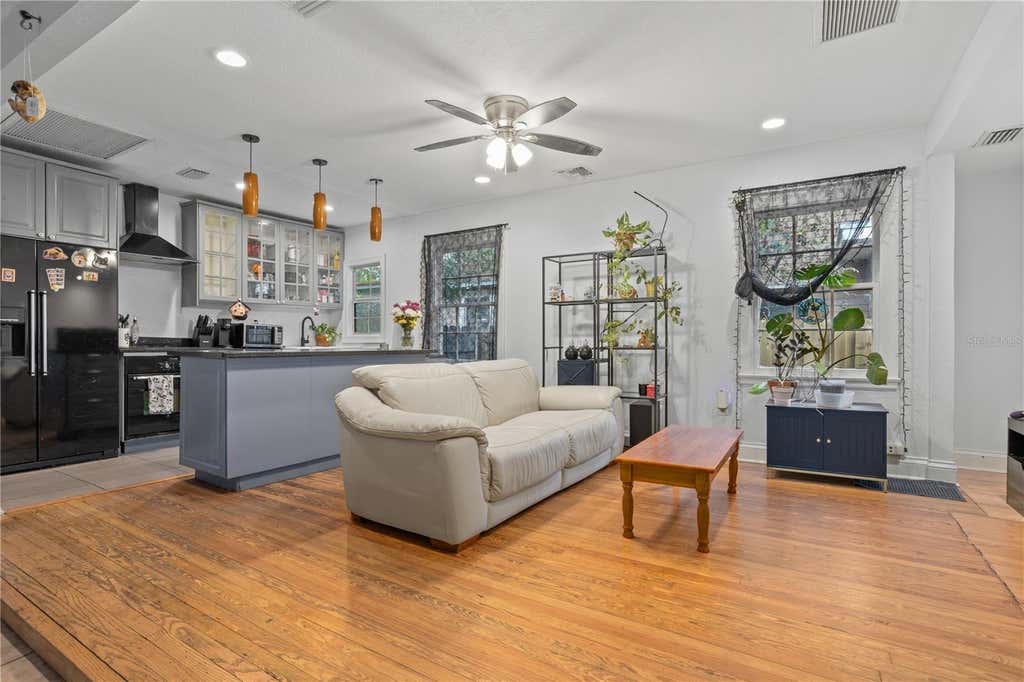 Photo of 816 E Jefferson Street, Orlando, FL 32801 (MLS # O6436220)