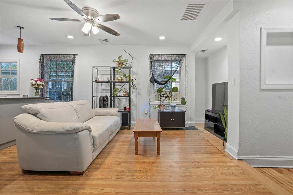 Photo of 816 E Jefferson Street, Orlando, FL 32801 (MLS # O6436220)