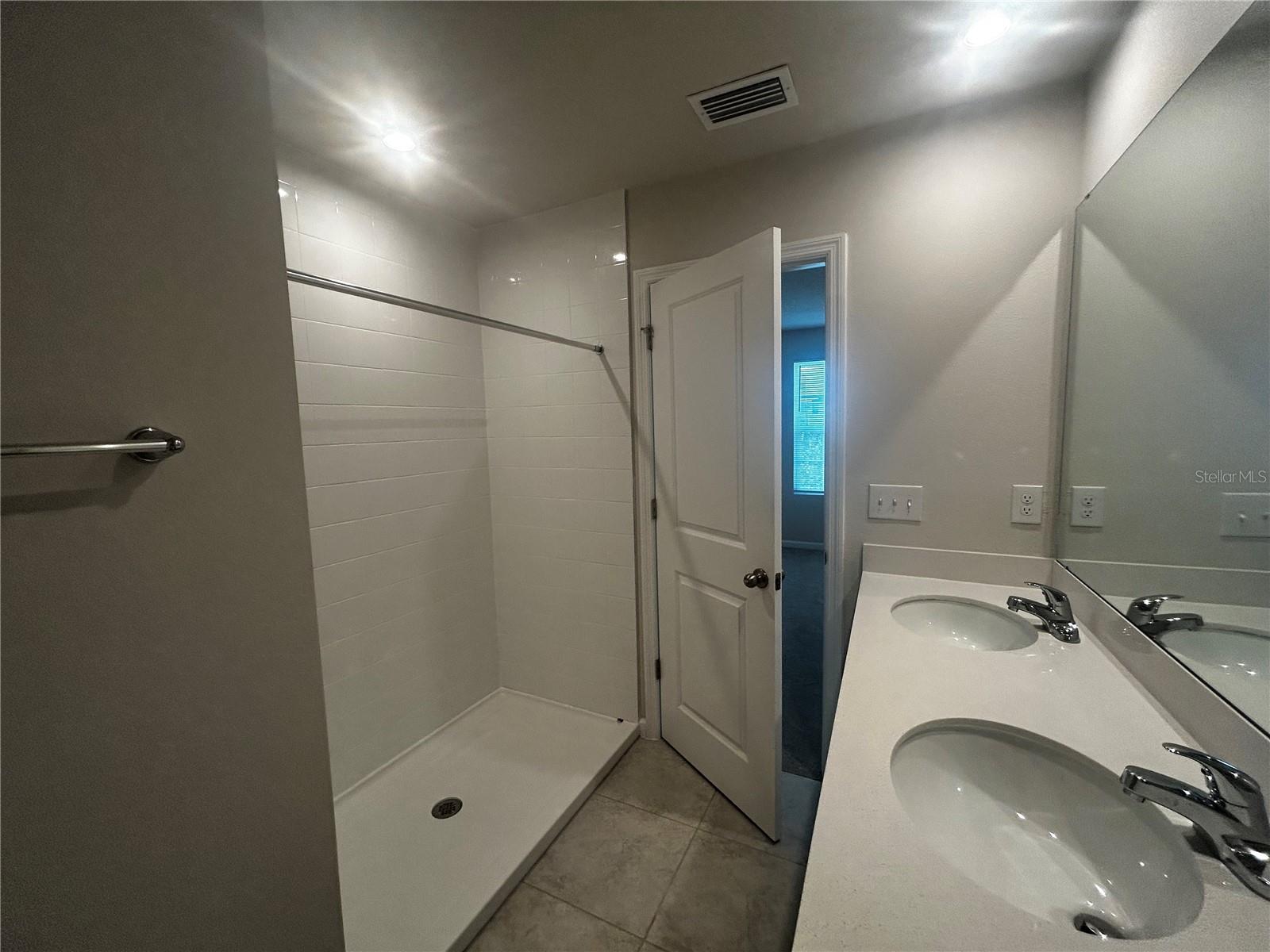 AVALON WOODS PH II - Residential Lease