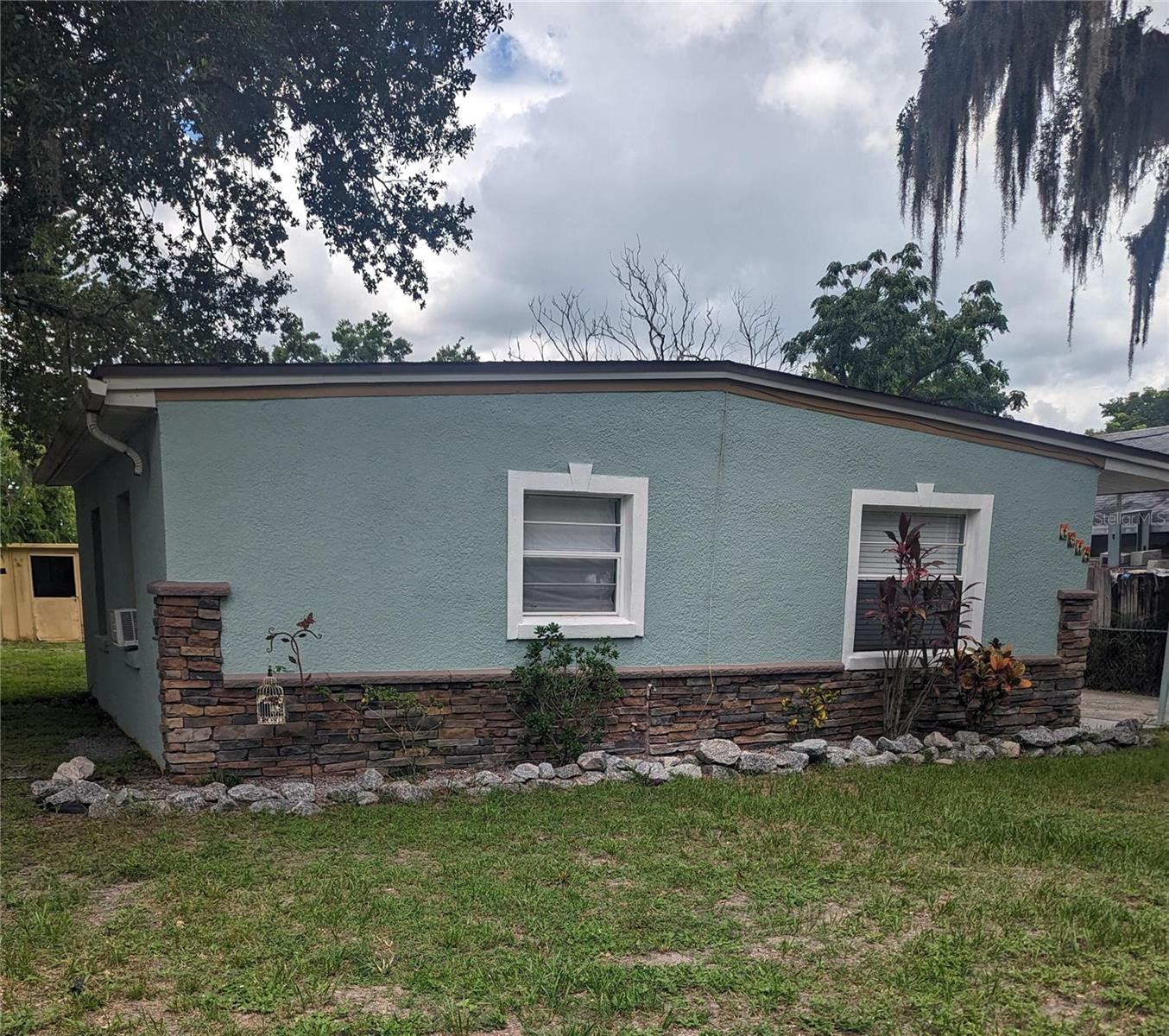 Charmin Home, short drive to Disney and Orlando.
Proximity to shopping centers.
2 br / 1 bath with extra 131 SF room with private entrance can be used as 3rd bedroom or separate unit.
Updated Tile floor and Updated restroom.
Wear on shingles
Block Home, No Flood Zone, No CDD,
City Water, City Sewer.
Selling As Is. Serious Inquiries