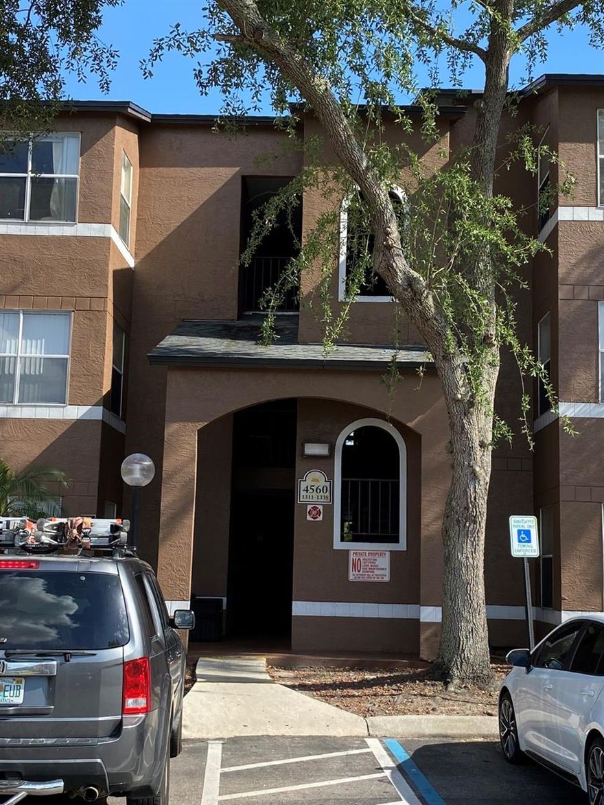 Excellent lake view apt 1 Bed, 1 bath, All apt with Tile no Carpet, Washer and dryer inside. Location, Location, Location , Gate Community near to Airport, grocery, School, easy access to must important high way 408 and 528. Amazing amenities, pool, club house, Gym, Tennis Court.