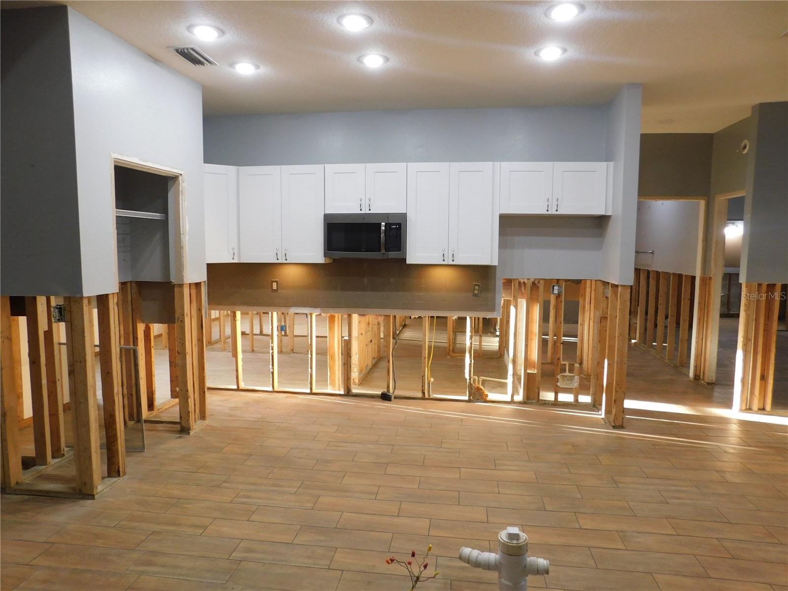 SCANLON COUNTRY ESTATES - Residential
