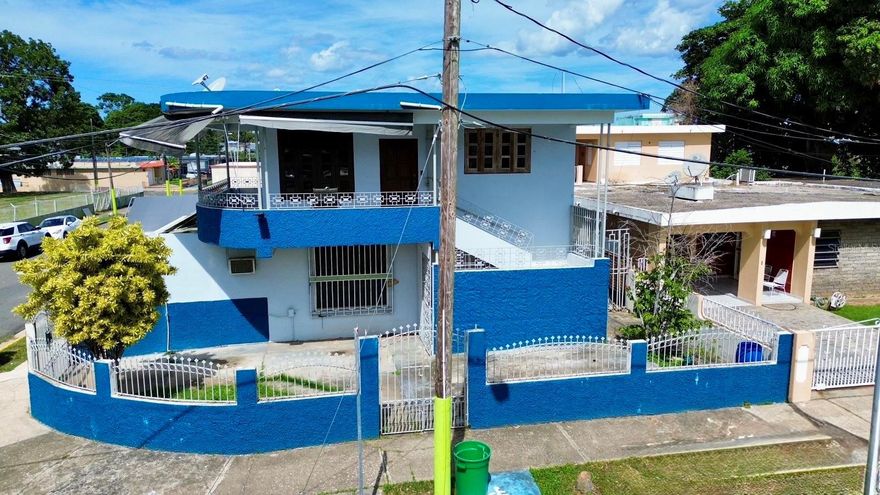 INVESTOR ALERT – MULTI-UNIT COMMERCIAL PROPERTY IN BARCELONETA
$365,000.00
CORNER property with PRIMARILY COMMERCIAL use, ideal for investors seeking multiple income streams and full flexibility.
KEY HIGHLIGHT (RARE FIND):
4 independent electric meters
4 independent water meters
Perfect for separating rental units, multiple businesses, offices, medical practices, or individual units without mixing expenses.
3,329 sq. ft. | Two Levels | Immediate Income
LOWER LEVEL – COMMERCIAL (CURRENTLY RENTED)
Active commercial space
4 half bathrooms
Generates income from Day 1
Ideal for multiple businesses, offices, or professional services
UPPER LEVEL – RESIDENTIAL / COMMERCIAL
4 bedrooms
2 bathrooms
Living room, dining room, kitchen
Balcony, laundry area, and storage
Perfect for: offices, short-term rental (Airbnb), long-term rental, lodging, or owner occupancy.
FLEXIBLE ZONING
Commercial, residential, lodging, office, professional, or medical use.
STRATEGIC LOCATION
Minutes from the Expressway and the Outlets.
Near a new military-related company that will generate 400+ jobs, increasing housing and commercial demand.
A solid, versatile, and scalable investment opportunity in a rapidly growing area.