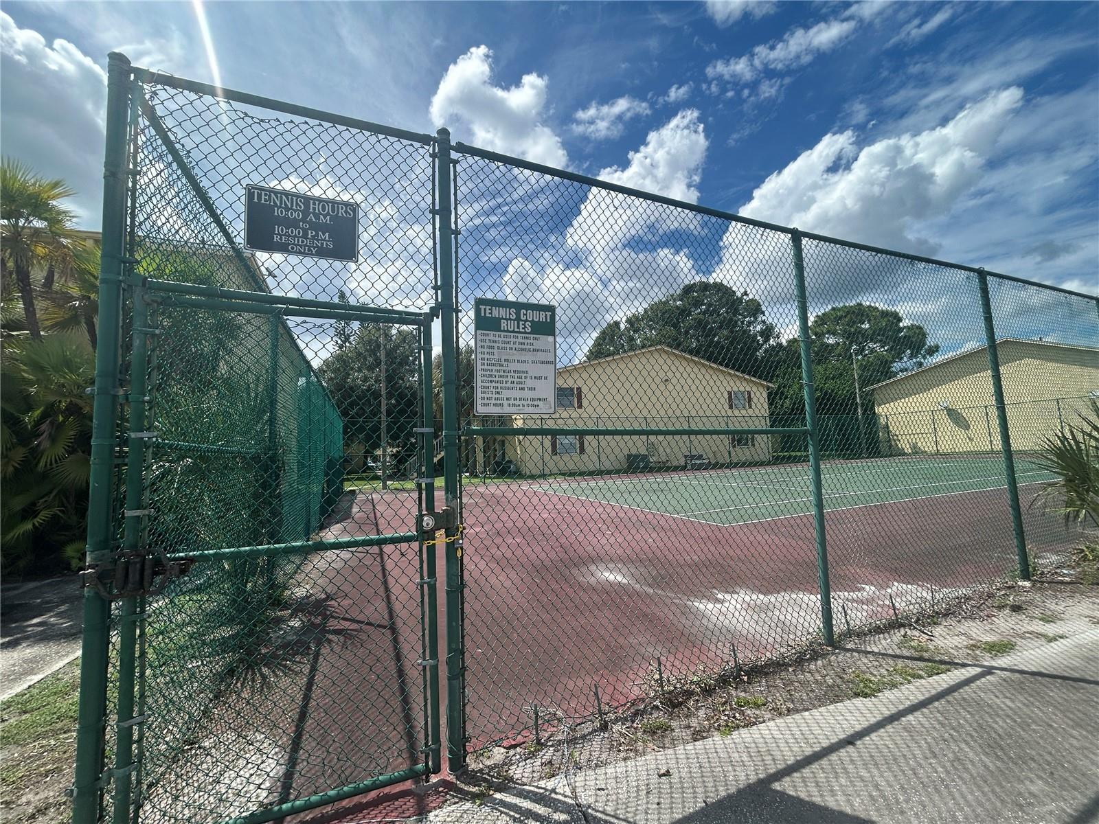 THE GREENS OF TOWNN COUNTRY - Residential Lease