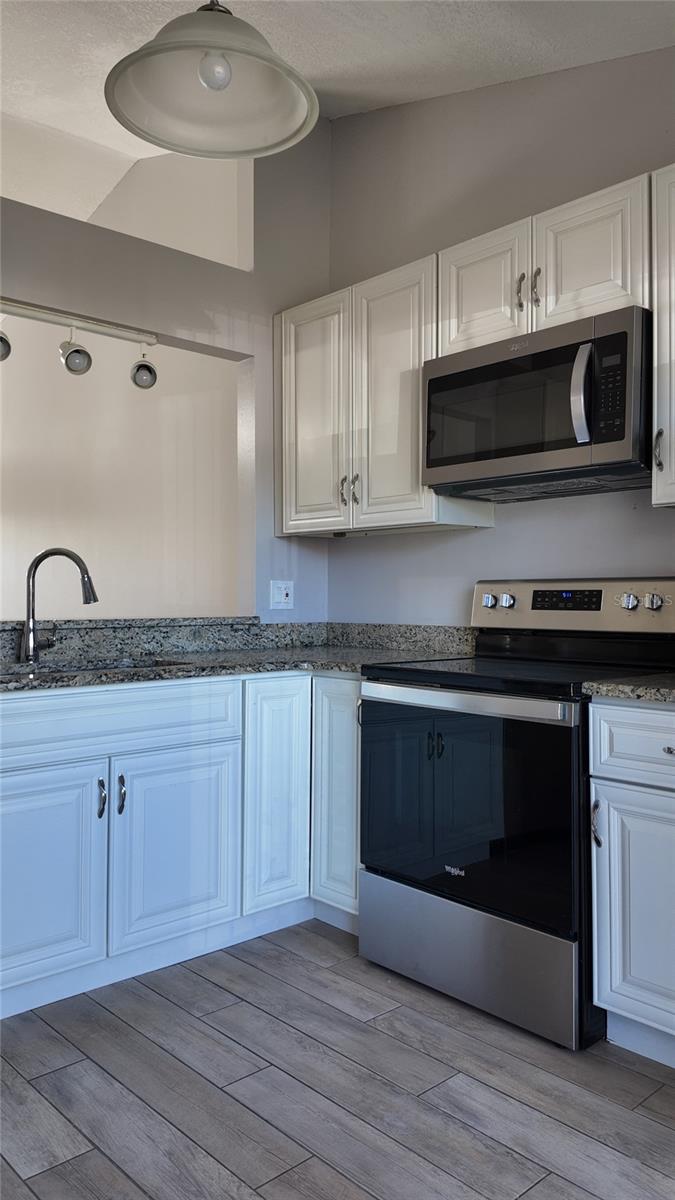 CREEKSIDE VILLAS AT MEADOW WOODS - Residential Lease