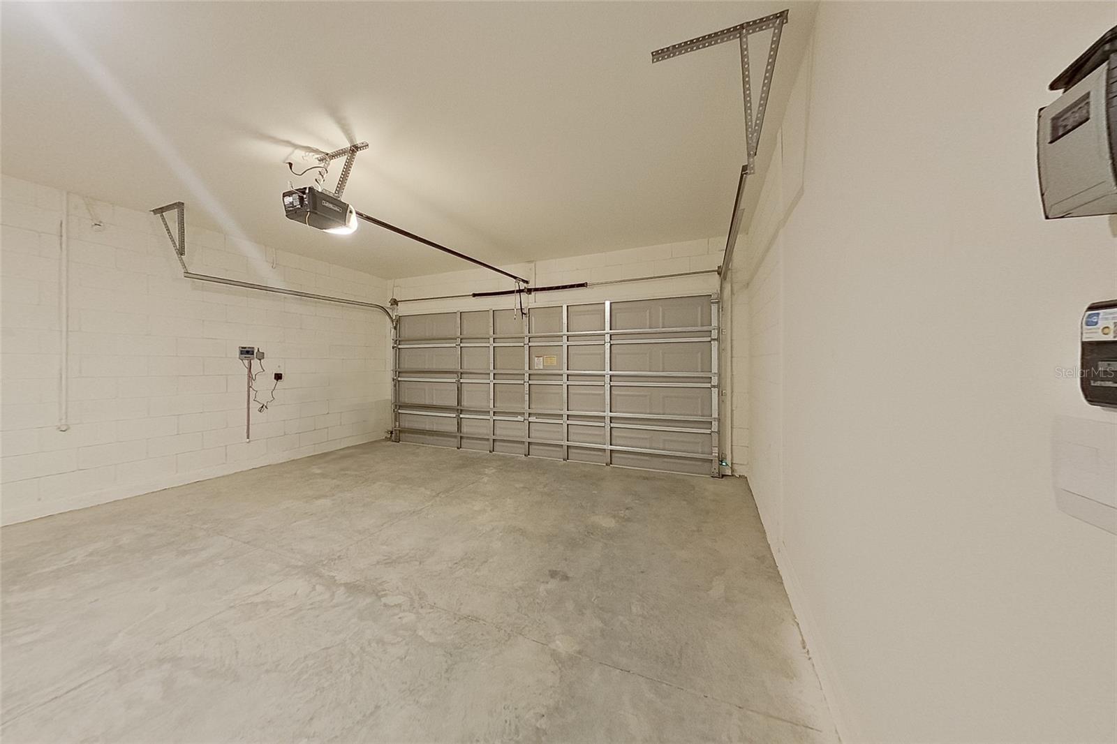 LAKE GRIFFIN RESERVE - Residential Lease