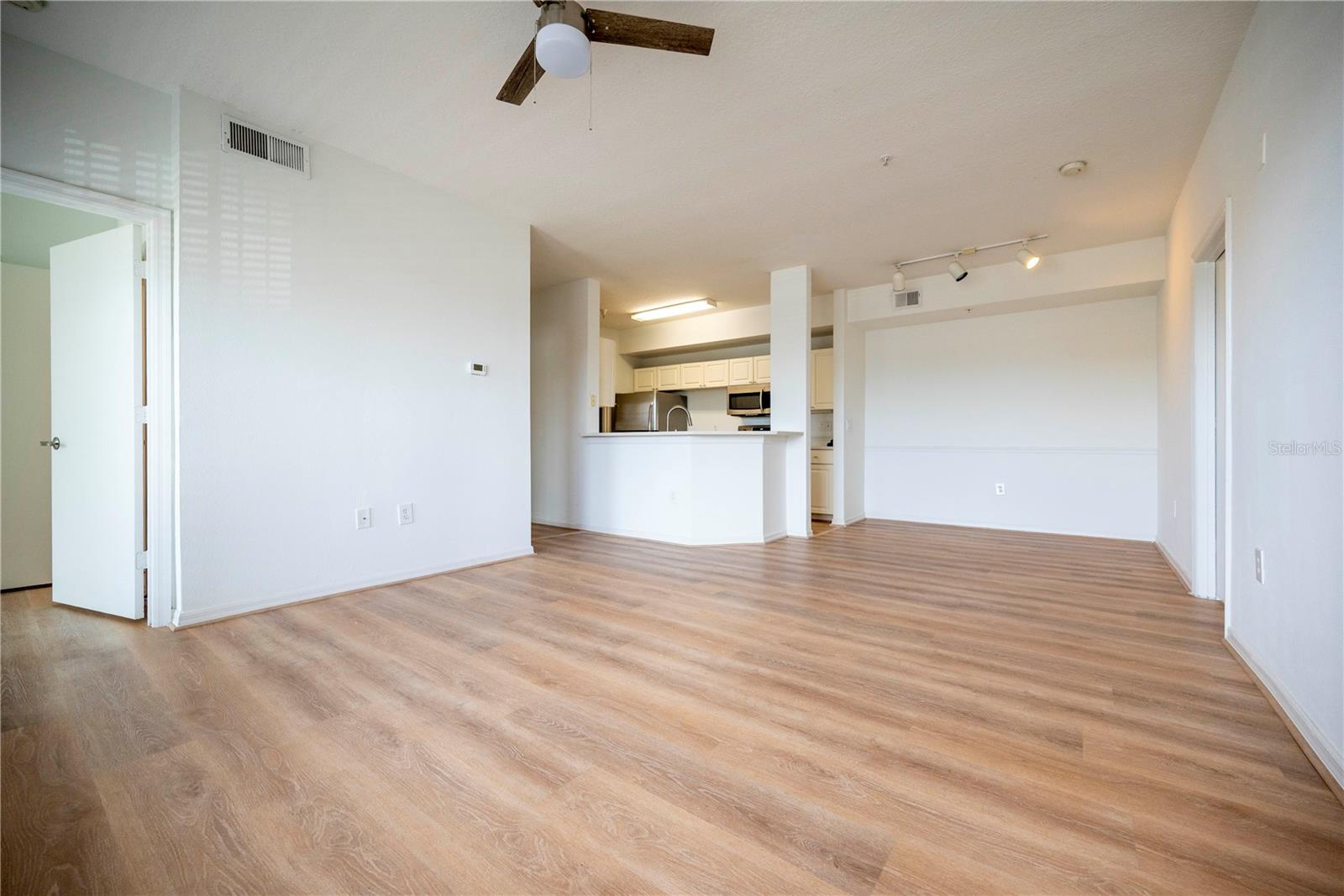 PALMS CLUB CONDO - Residential Lease