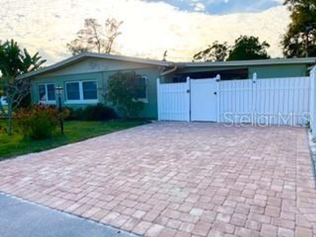 Photo of 604 7th Avenue SW, Largo, FL 33770 (MLS # TB8476438)