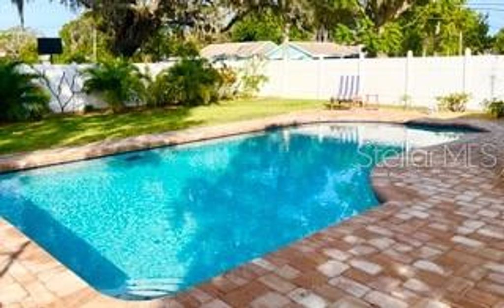 Photo of 604 7th Avenue SW, Largo, FL 33770 (MLS # TB8476438)