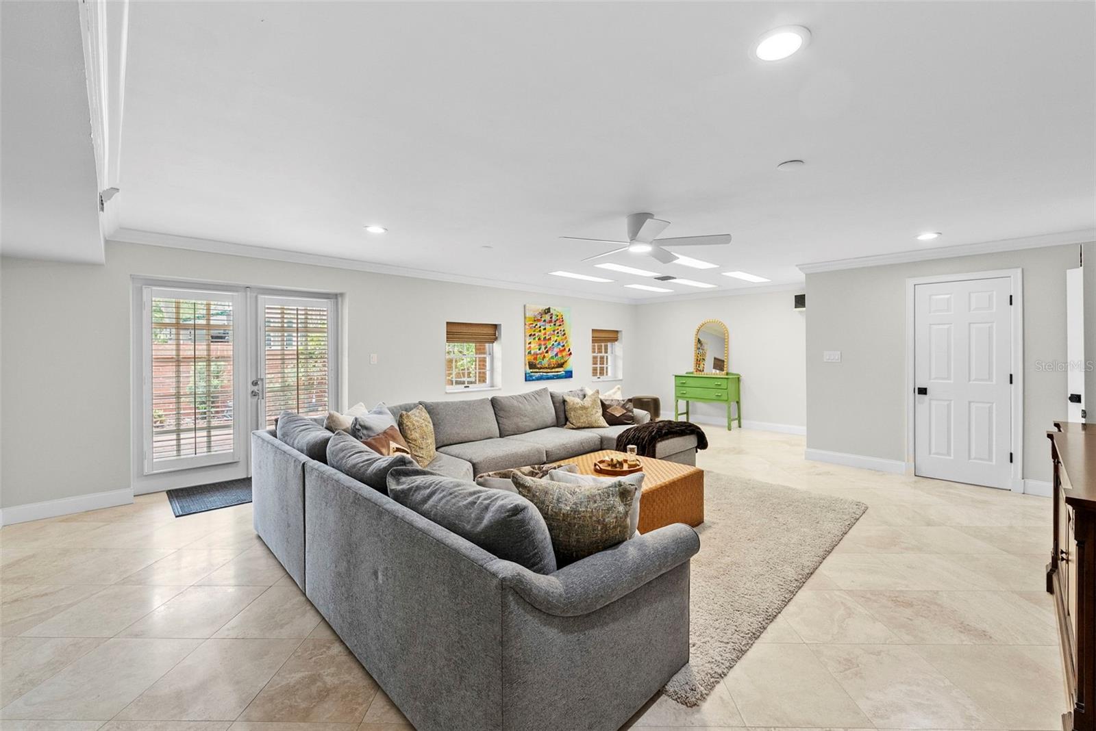 CRESCENT PLACE CONDO - Residential