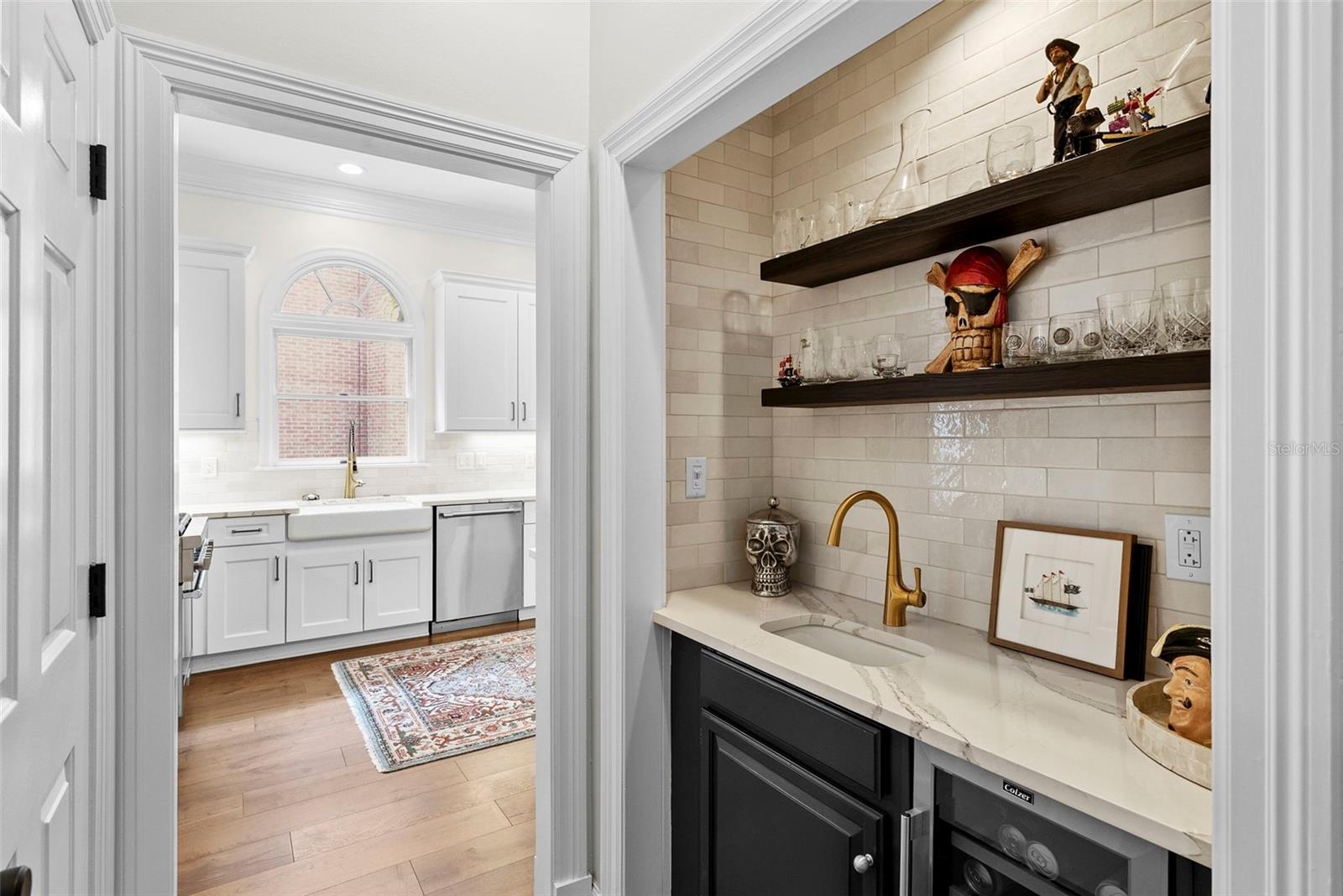 CRESCENT PLACE CONDO - Residential