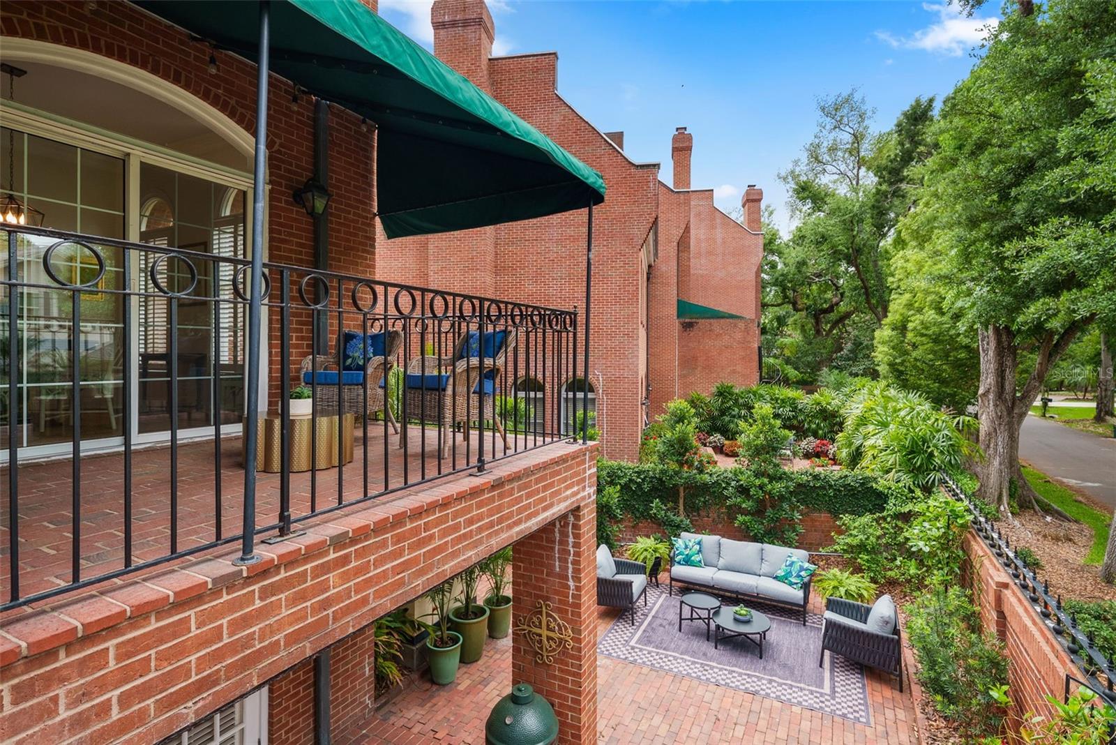 CRESCENT PLACE CONDO - Residential