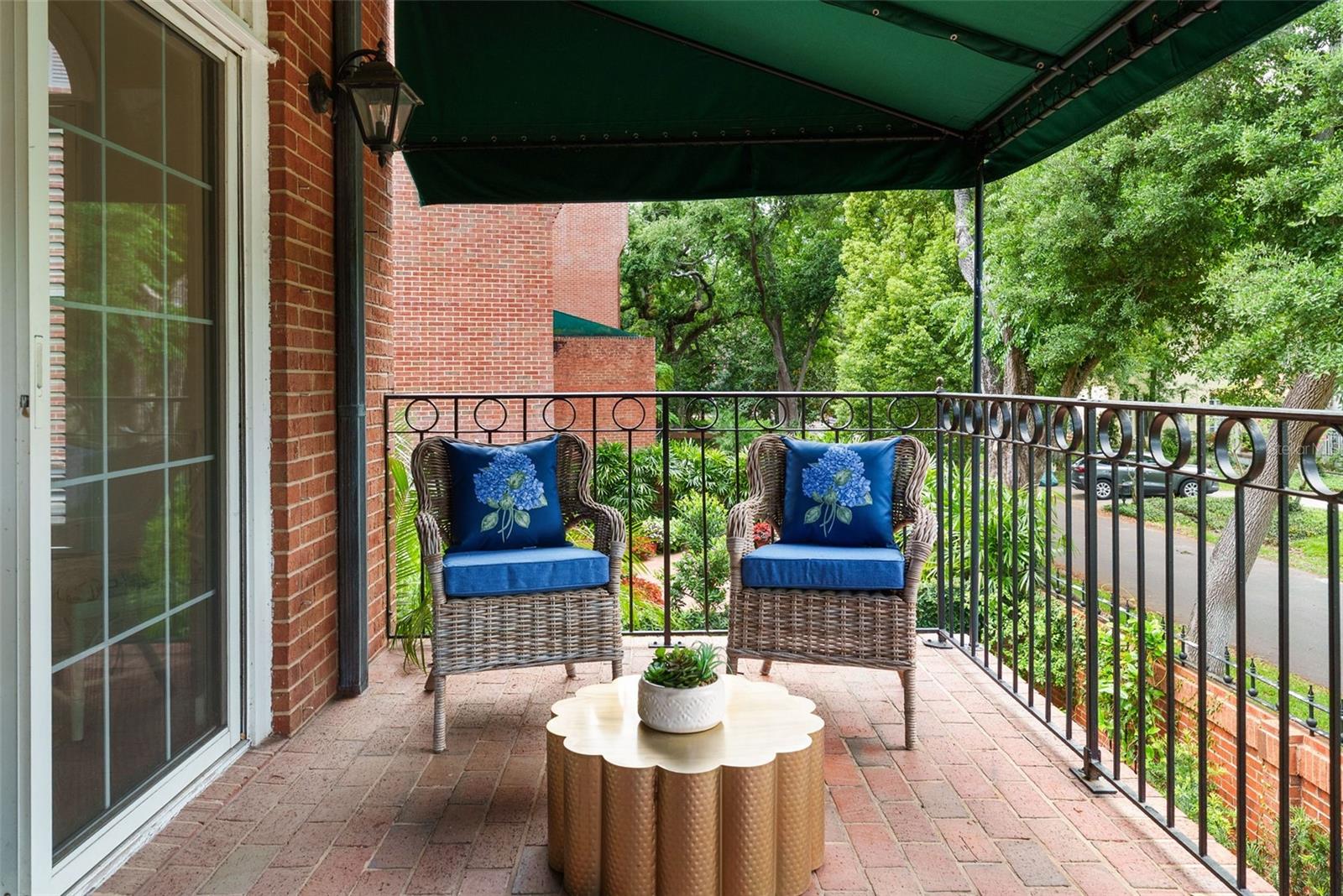 CRESCENT PLACE CONDO - Residential