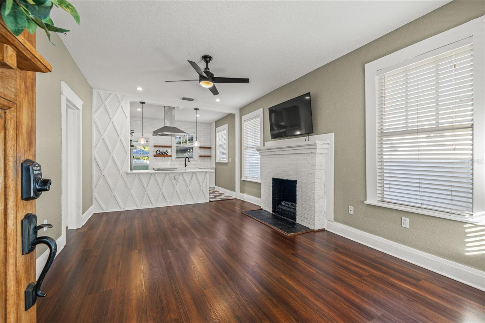 806 E GENESEE STREET