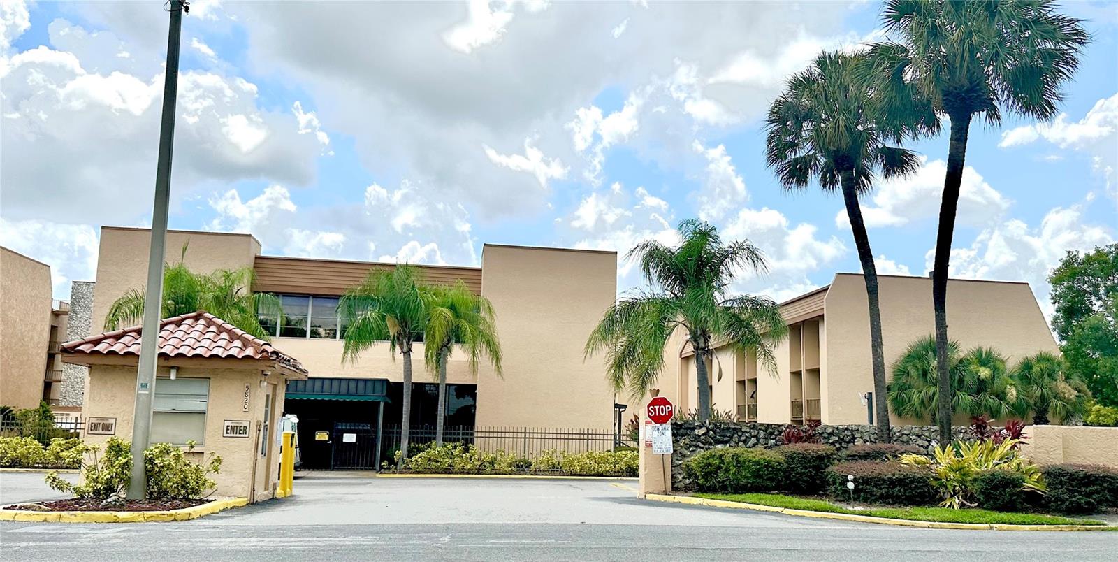 THE TAMPA RACQUET CLUB A CONDO - Residential Lease