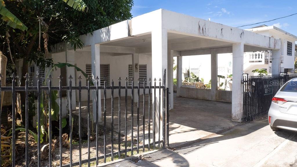 Located in the vibrant town of Esperanza, just minutes away from all the best restaurants and the iconic Malecón, this cozy one-story home offers a fantastic opportunity for those with a vision. Featuring 3 bedrooms and 3 bathrooms, this home provides a comfortable kitchen and living area, perfect for everyday living or entertaining.
The nicely sized backyard offers plenty of potential, whether you’re looking to create an outdoor terrace or a fruit and vegetable garden. With off-street parking and room to build a second story, you’ll enjoy the possibility of ocean views and enhanced value.
This property is ideally suited for someone looking for a light fixer-upper with tons of potential. Whether you’re seeking a comfortable home or an income-generating rental property, the competitive price and prime location make this an incredible opportunity.