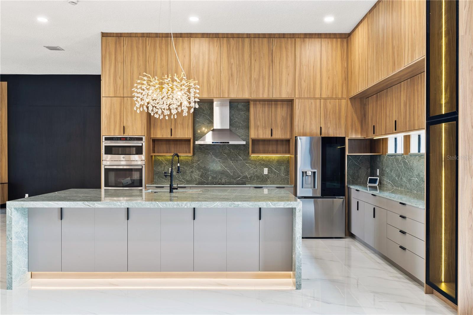 812 JOHNS POINT DRIVE