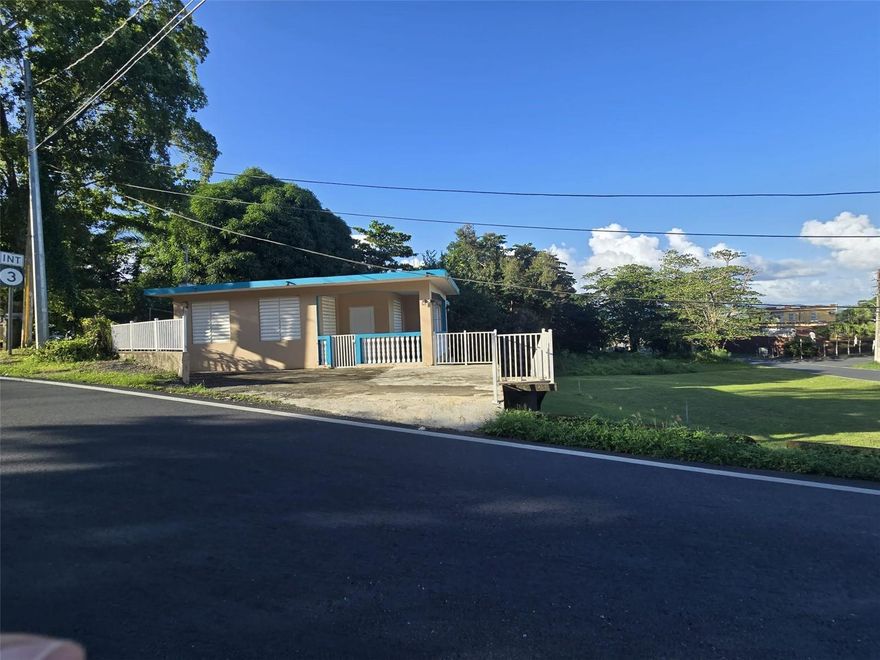 Residence located in the Juan Martín neighborhood of Yabucoa, ideal for a large family or as an investment property. The home features a total of 7 bedrooms and 3 bathrooms, distributed across three independent units, offering the potential for multiple income streams or flexible use.

Property Description:

Main level: Spacious area with 3 bedrooms, living room, dining room, kitchen, and 1 bathroom.

Lower level: Two bedrooms or enclosed spaces with a foyer and 1 bathroom, perfect for independent use or as storage areas.

Additional unit: A contiguous residence that includes 2 bedrooms, a kitchen, and 1 bathroom, ideal for rental income or expanding the living space.

All of this sits on a 496.37-square-meter lot, providing versatility for expansion, storage, or creating additional income-generating units.

Customize this space to fit your needs and turn this property into your home, your business… or both!