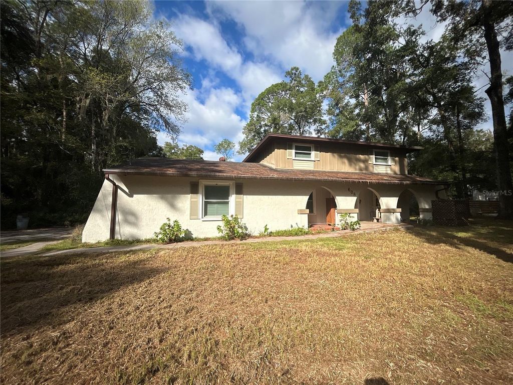 Photo of 608 SW 80th Boulevard, Gainesville, FL 32607 (MLS # GC535136)