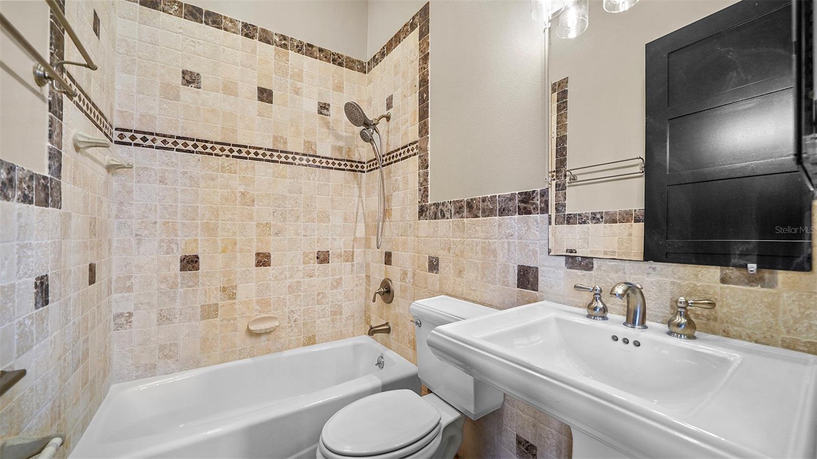SIESTA REV OF - Residential Lease