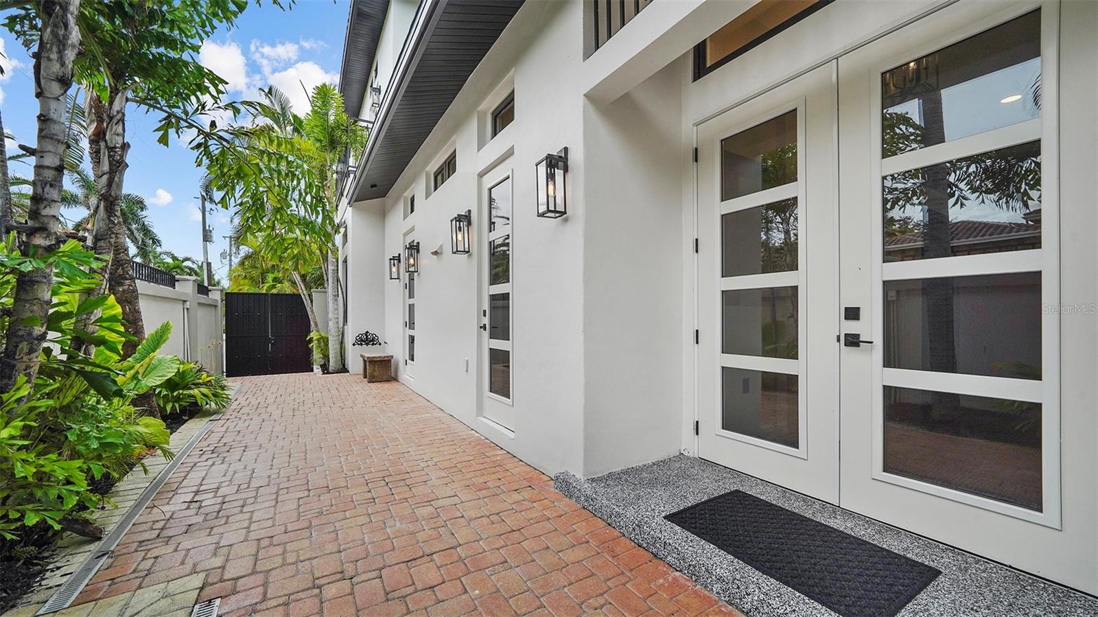 SIESTA REV OF - Residential Lease