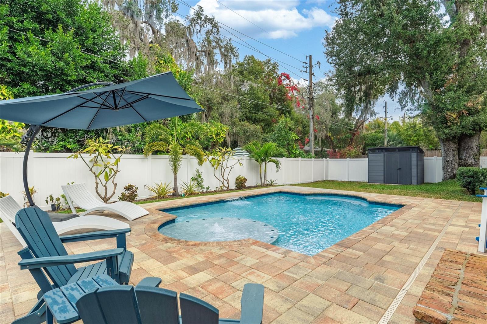 LAKE OAKS - Residential