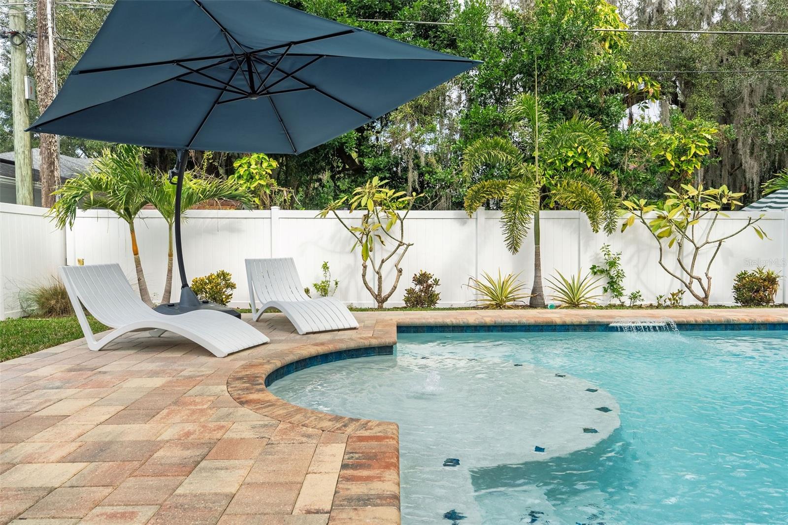 LAKE OAKS - Residential