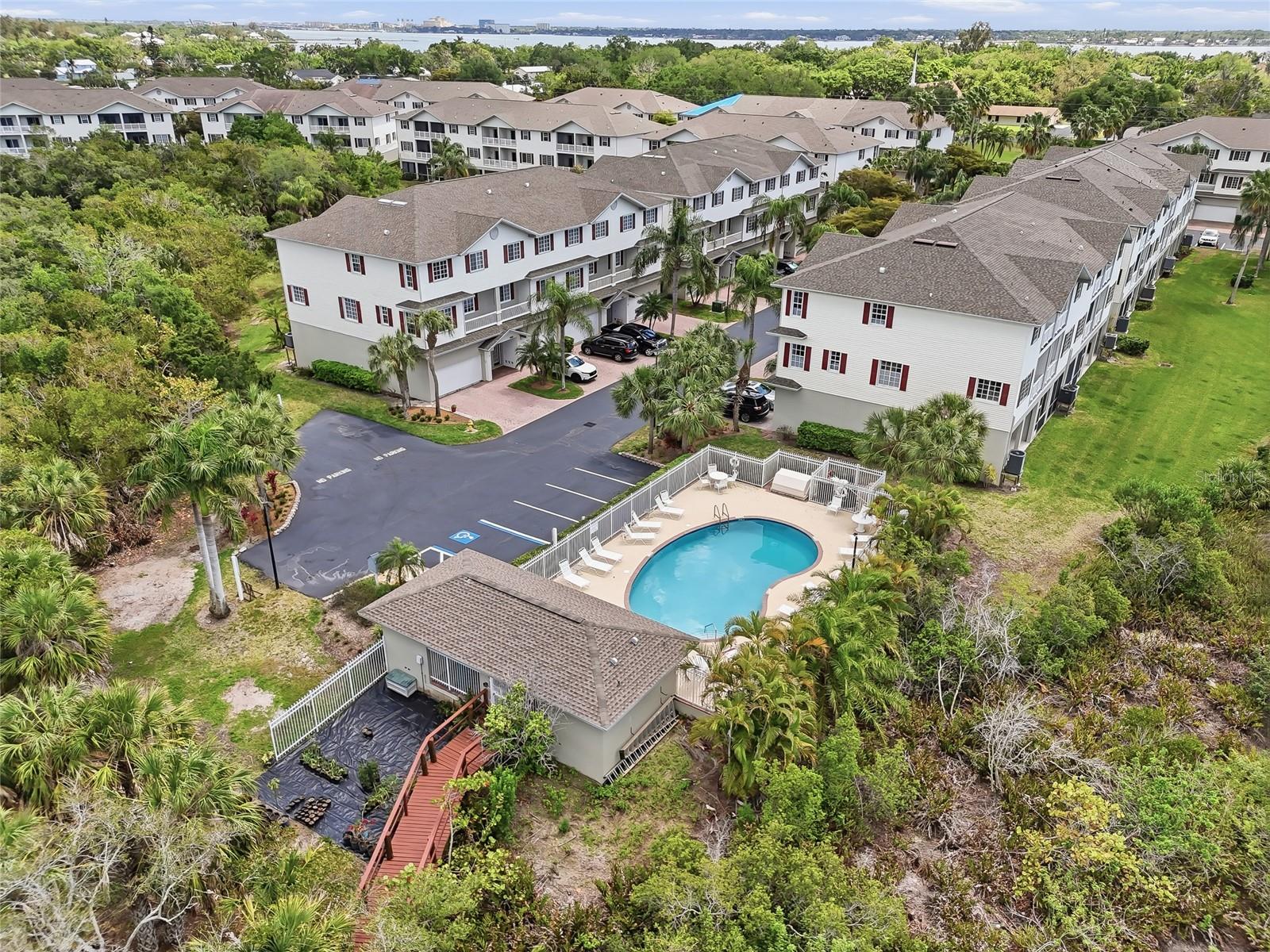 RIVERBAY TWNHMS PH ONE - Residential