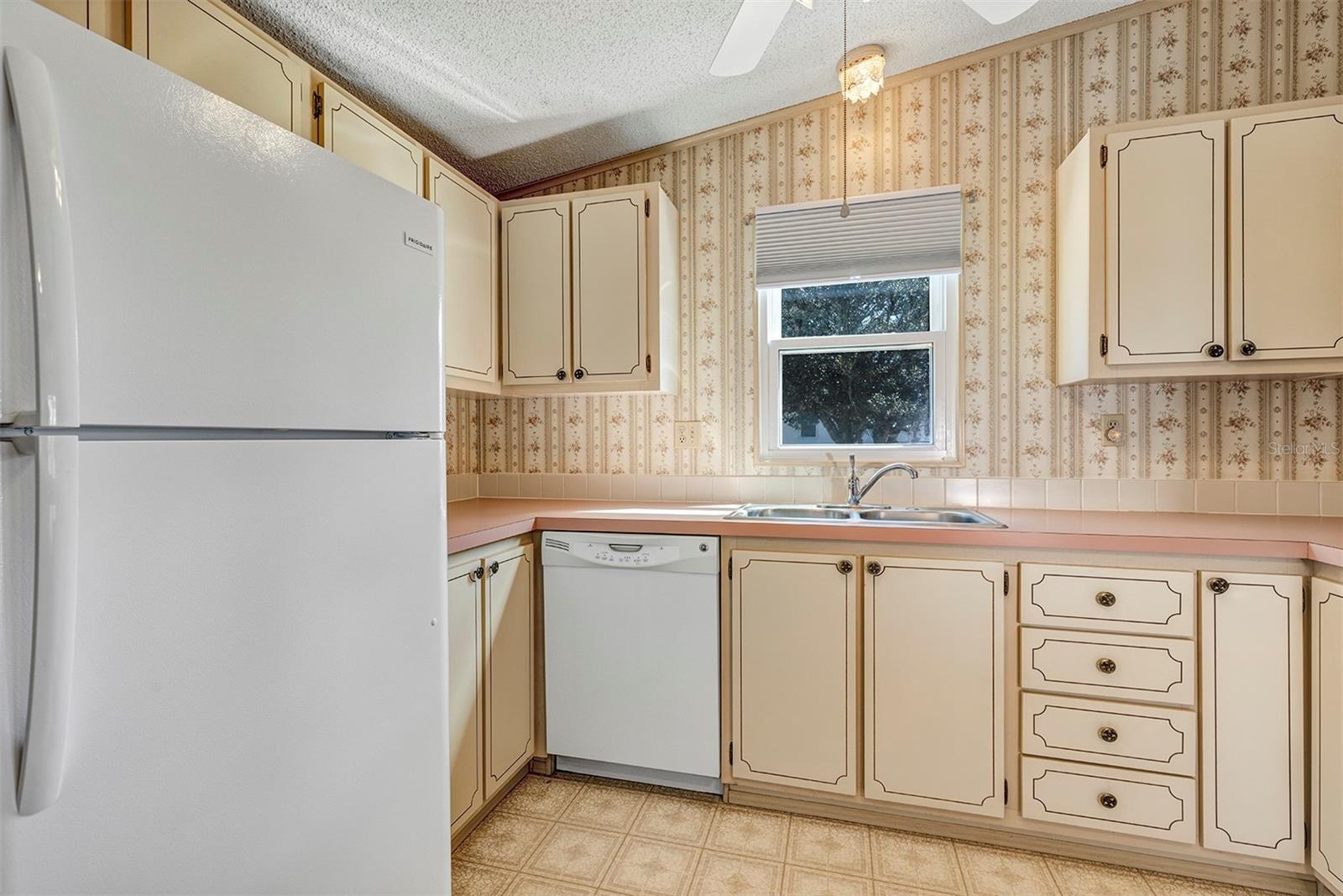 LADY LAKE ORANGE BLOSSOM GARDENS UNIT 09 - Residential