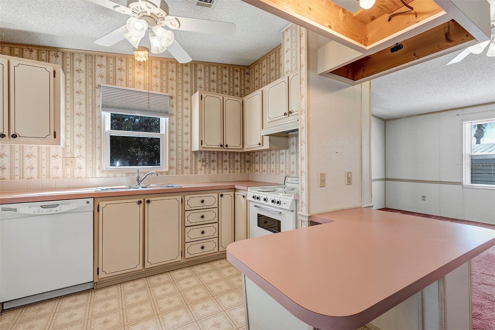 LADY LAKE ORANGE BLOSSOM GARDENS UNIT 09 - Residential