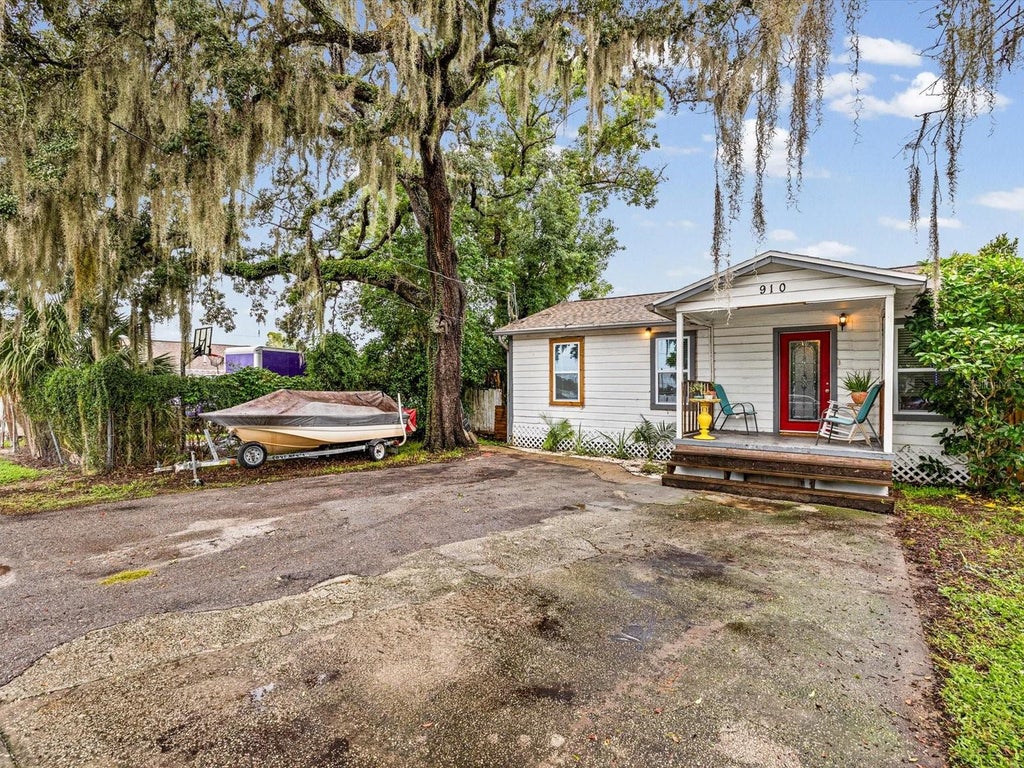 Photo of 910 E Eskimo Avenue, Tampa, FL 33604 (MLS # TB8554667)