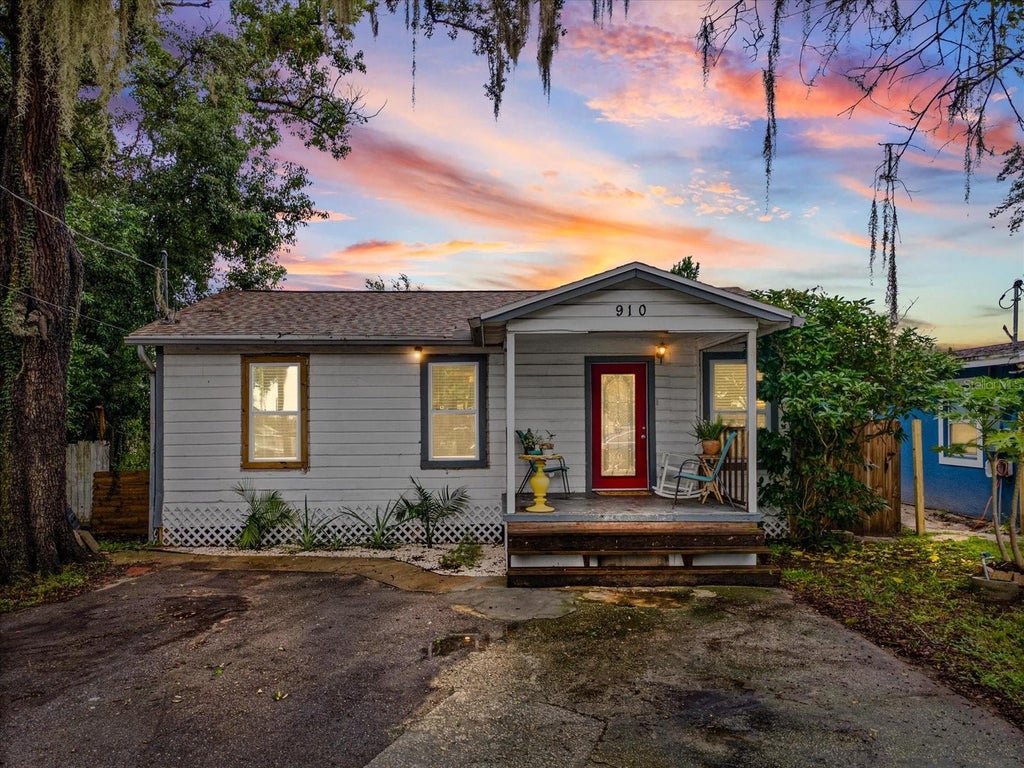 Photo of 910 E Eskimo Avenue, Tampa, FL 33604 (MLS # TB8554667)