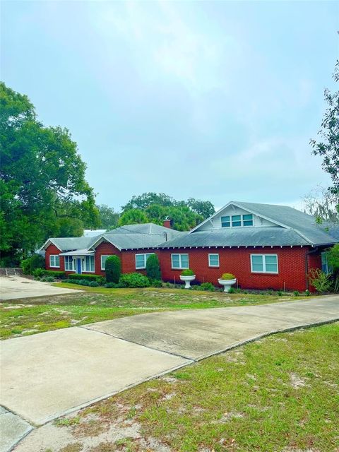 A home in WINTER HAVEN