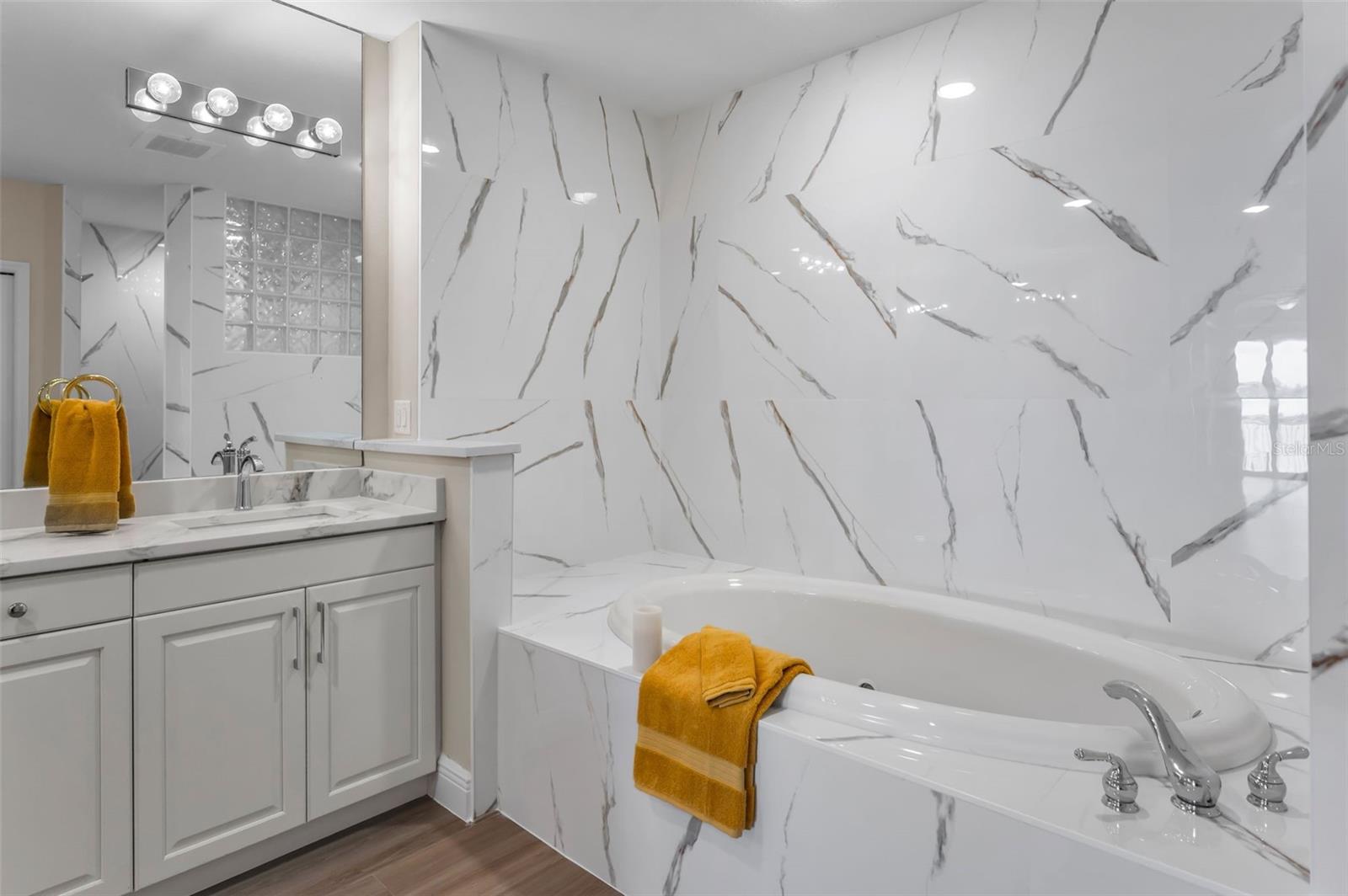 LA BAHIA CONDO - Residential