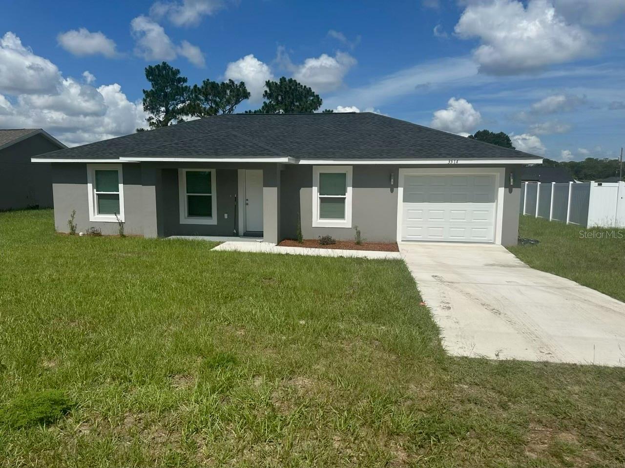 One Room for Rent in the Rainbow Park Neighborhood, Ocala. The rental price includes electricity, water and internet. Common areas available to use; Living, dining, laundry room, kitchen and backyard. There is also parking space in the property.