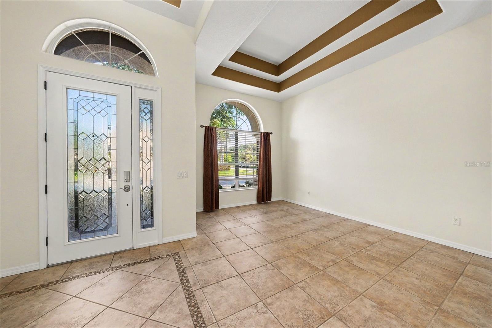 Virtually Staged. Situated on a quiet cul-de-sac in the gated communit – image 6