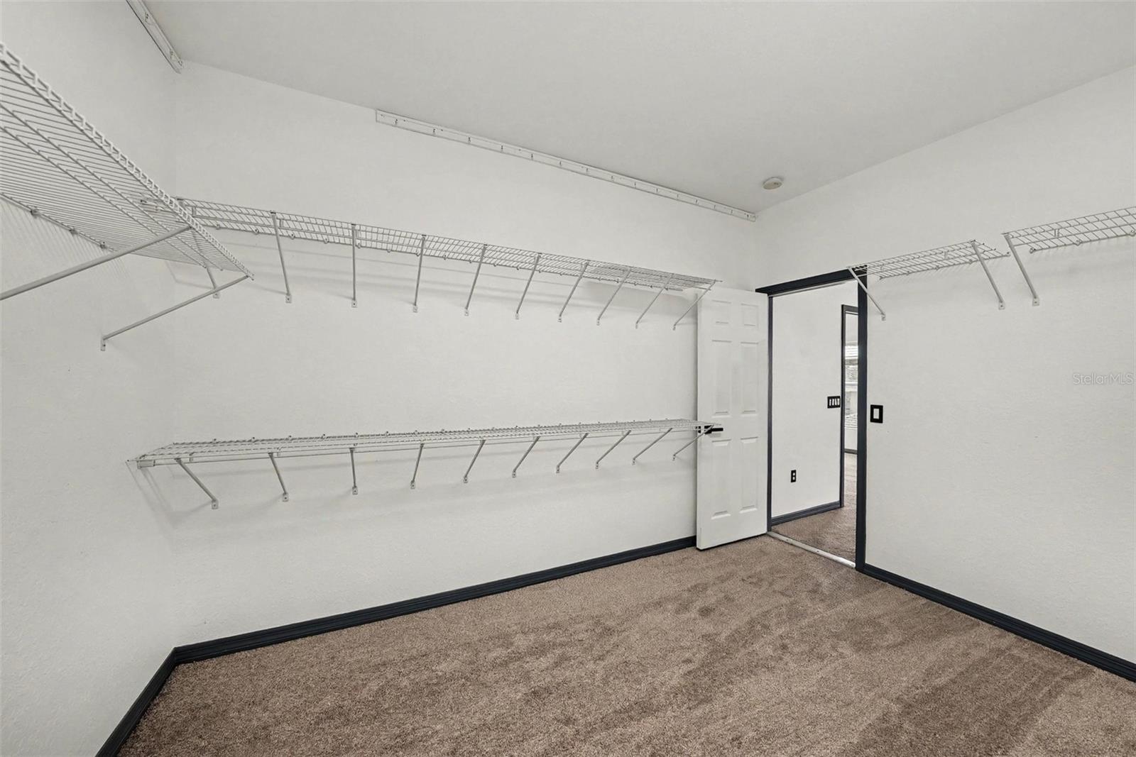 Virtually Staged. Situated on a quiet cul-de-sac in the gated communit – image 33