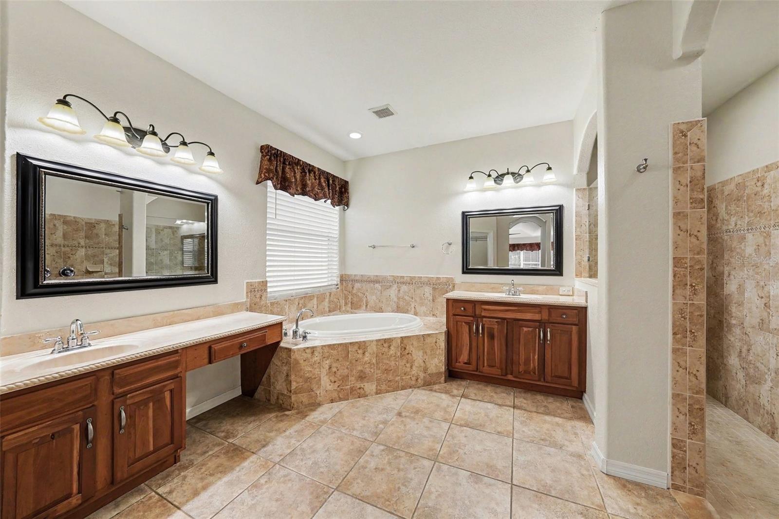 Virtually Staged. Situated on a quiet cul-de-sac in the gated communit – image 17