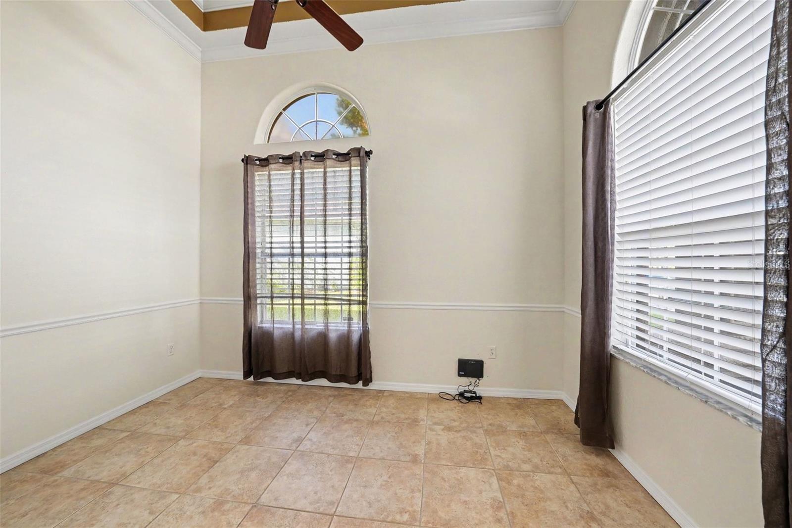 Virtually Staged. Situated on a quiet cul-de-sac in the gated communit – image 20