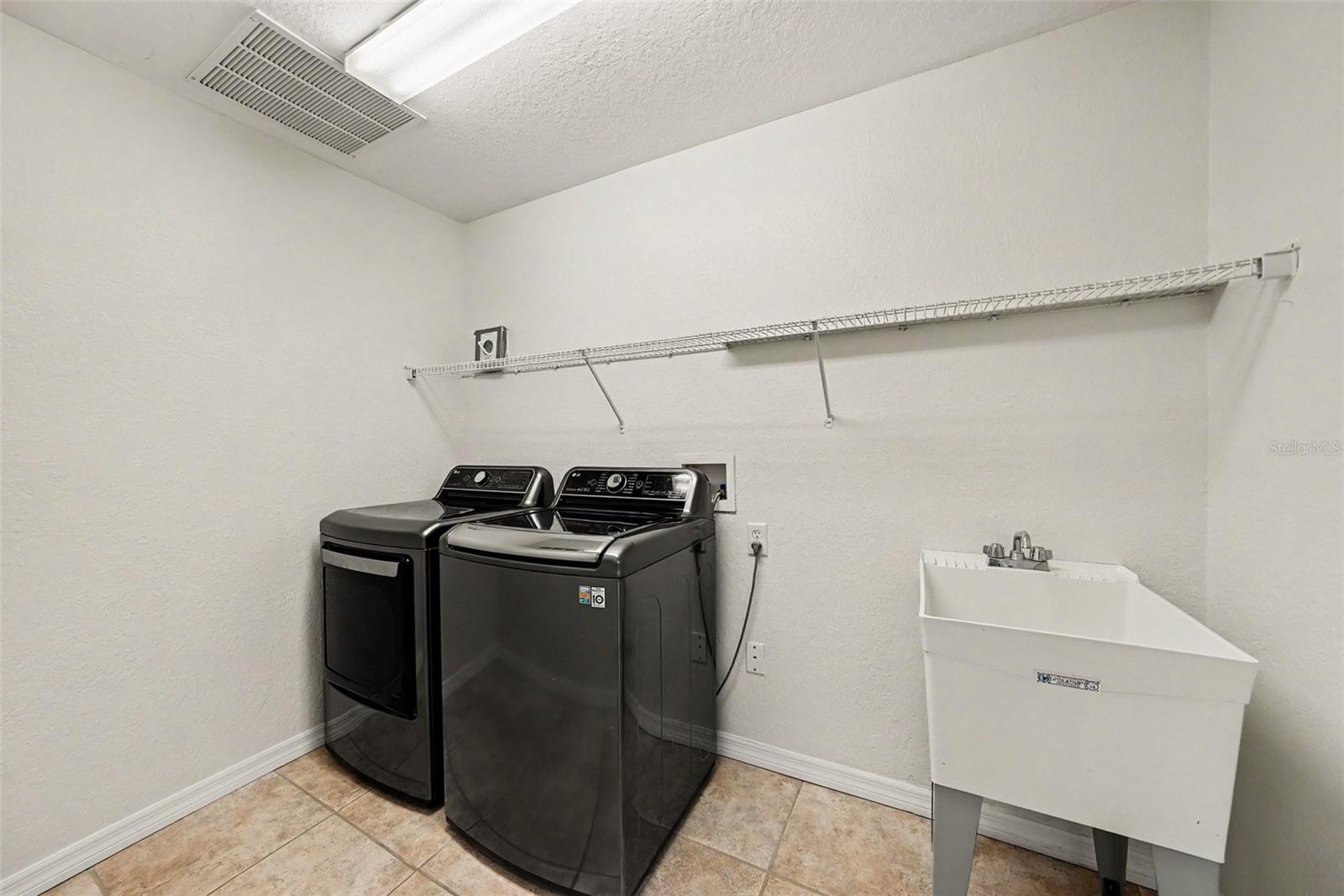 Virtually Staged. Situated on a quiet cul-de-sac in the gated communit – image 26