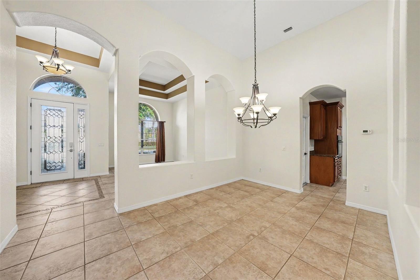 Virtually Staged. Situated on a quiet cul-de-sac in the gated communit – image 8
