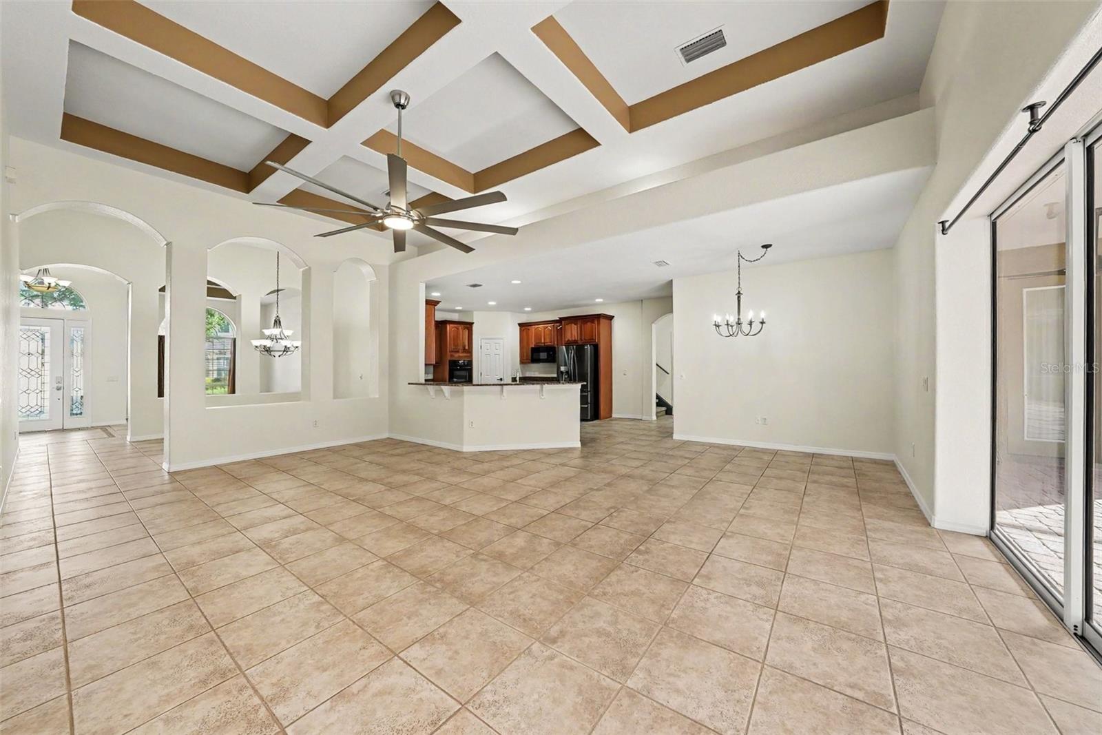 Virtually Staged. Situated on a quiet cul-de-sac in the gated communit – image 9